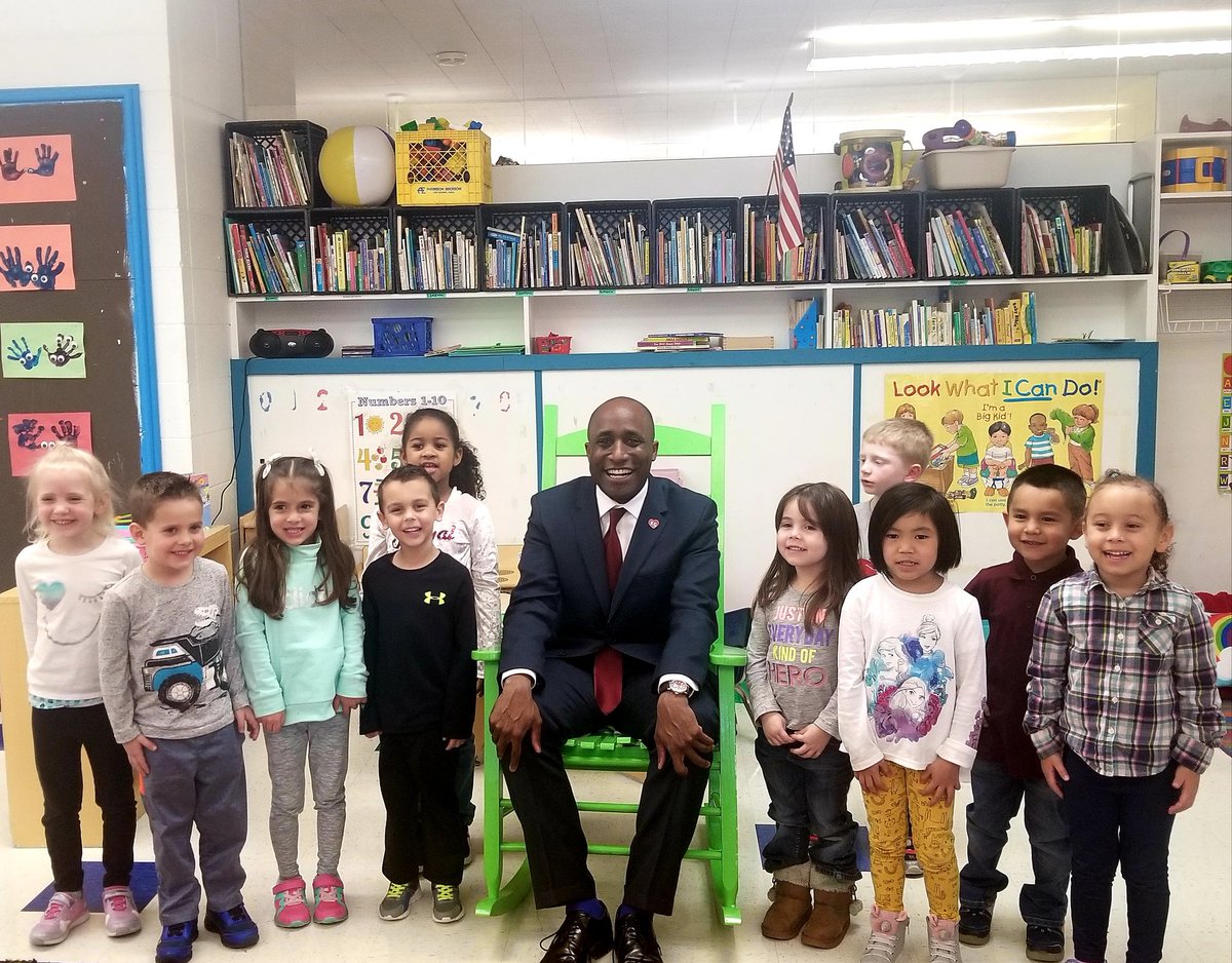 MrsAmyElizabeth's tweet photo. When your surprise reader is @QuintonLucasKC your day is very special! Thank you Mayor Lucas for visiting our school and spending time with our youngest #studentleaders. 
#StGabrielShines #teachingsforlife https://t.co/nMt0eu31Ft