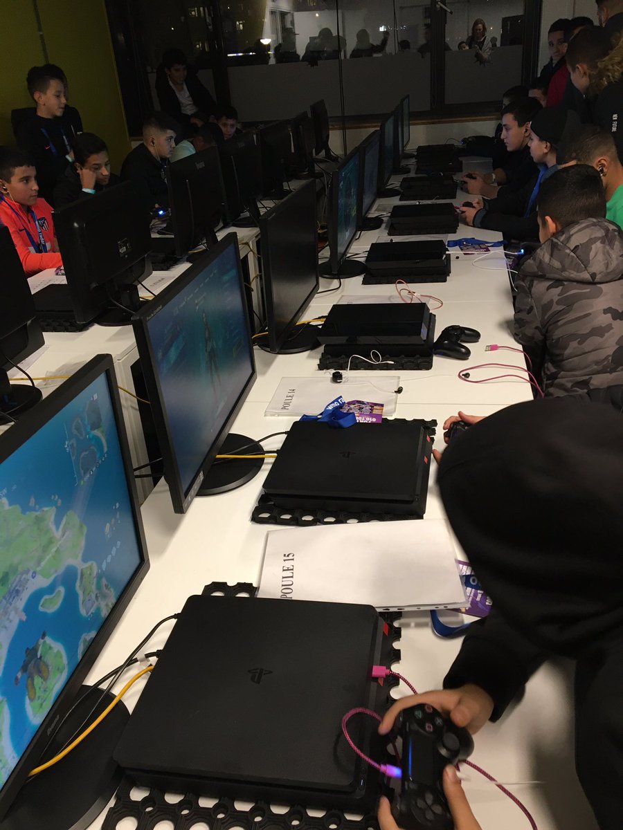NienkeRiemersma's tweet photo. Gamen, praten, leren en luisteren tijdens het Fortnite010 toernooi in Delfshaven. #wapensdewijkuit @Stichting_JOZ @Pol_Delfshaven #urbanskillsz https://t.co/EimGRYHfdA