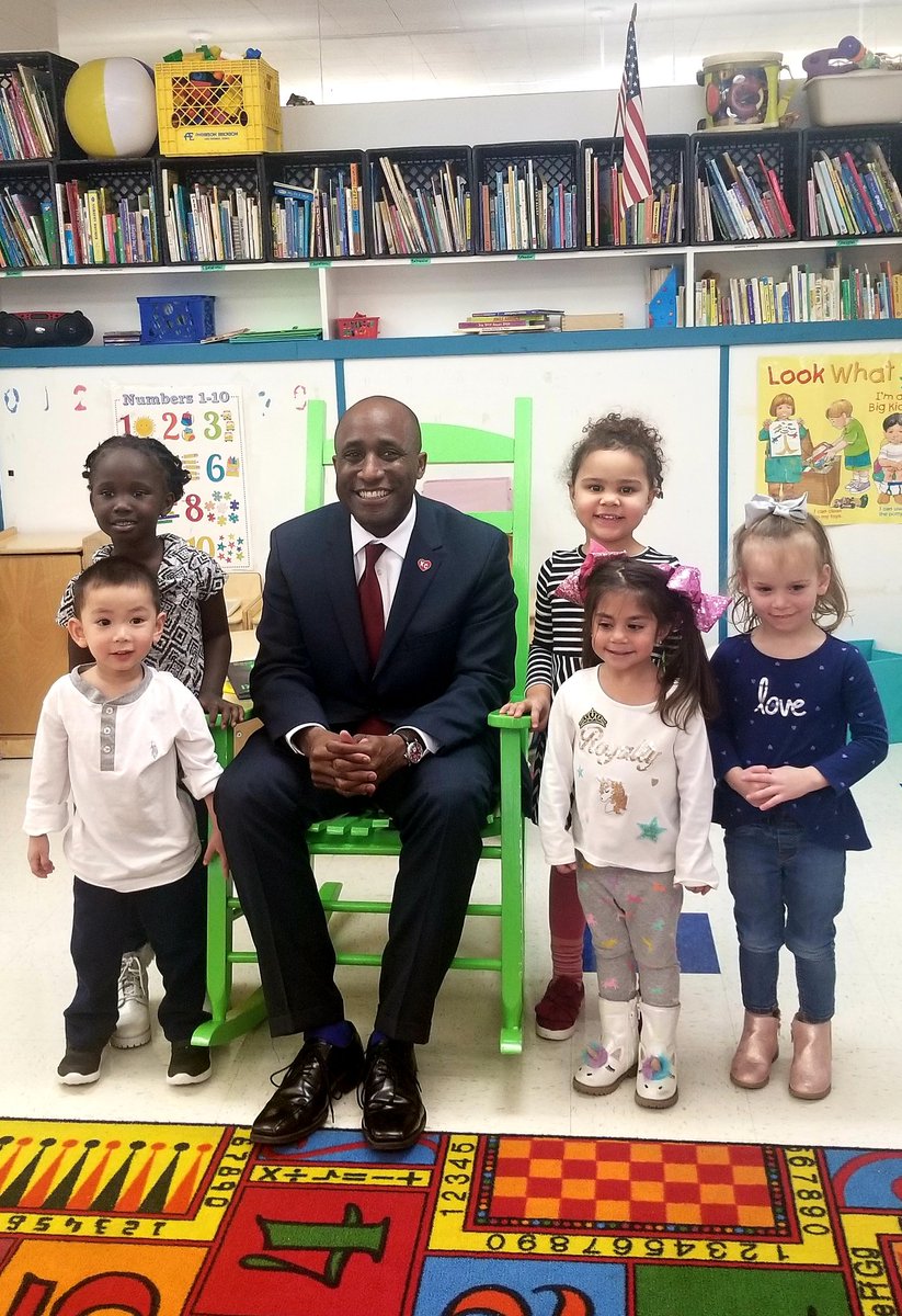 MrsAmyElizabeth's tweet photo. When your surprise reader is @QuintonLucasKC your day is very special! Thank you Mayor Lucas for visiting our school and spending time with our youngest #studentleaders. 
#StGabrielShines #teachingsforlife https://t.co/nMt0eu31Ft