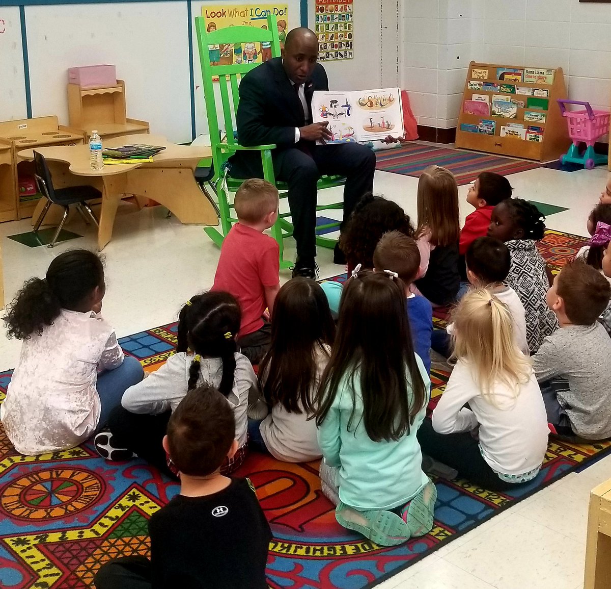 MrsAmyElizabeth's tweet photo. When your surprise reader is @QuintonLucasKC your day is very special! Thank you Mayor Lucas for visiting our school and spending time with our youngest #studentleaders. 
#StGabrielShines #teachingsforlife https://t.co/nMt0eu31Ft