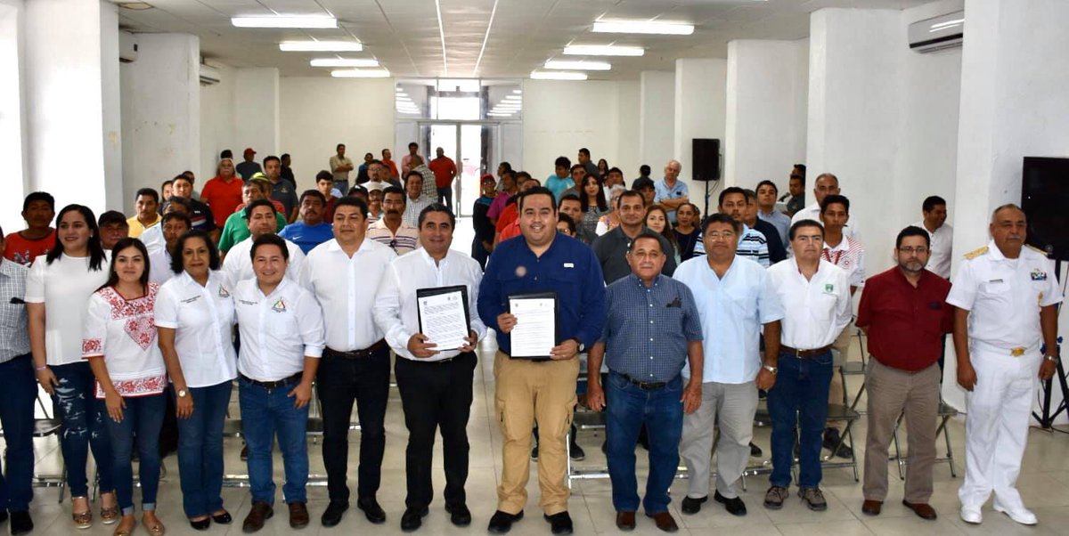 Sepesca_Camp's tweet photo. El Lic. Raul Armando Uribe Haydar, Secretario de Pesca y Acuacultura, llevó a cabo la firma de convenio “Concurrencia Pesquera” con el Presidente Municipal de Champotón, Daniel León Cruz, con el fin de fortalecer el sector pesquero de todo el estado. https://t.co/ceYxVQESb8