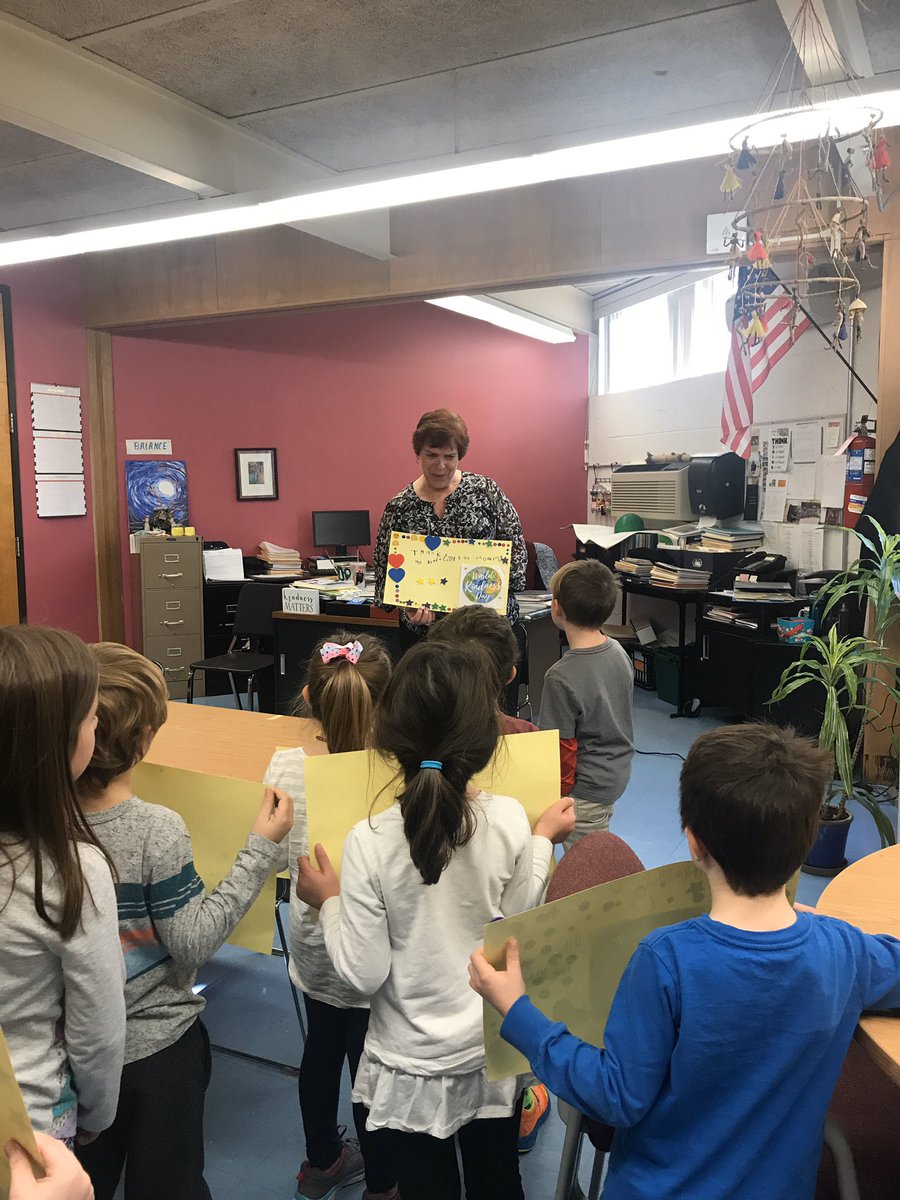 cherylbhill's tweet photo. Today was a fun day! We went into the math lab and had a number talk about 10. Next, we went to the STEAM Studio to tour the coral reefs with virtual reality glasses! This afternoon, we made kindness posters and helped spread kindness throughout our school! #WorldKindnessDay https://t.co/aOAwpk2brT