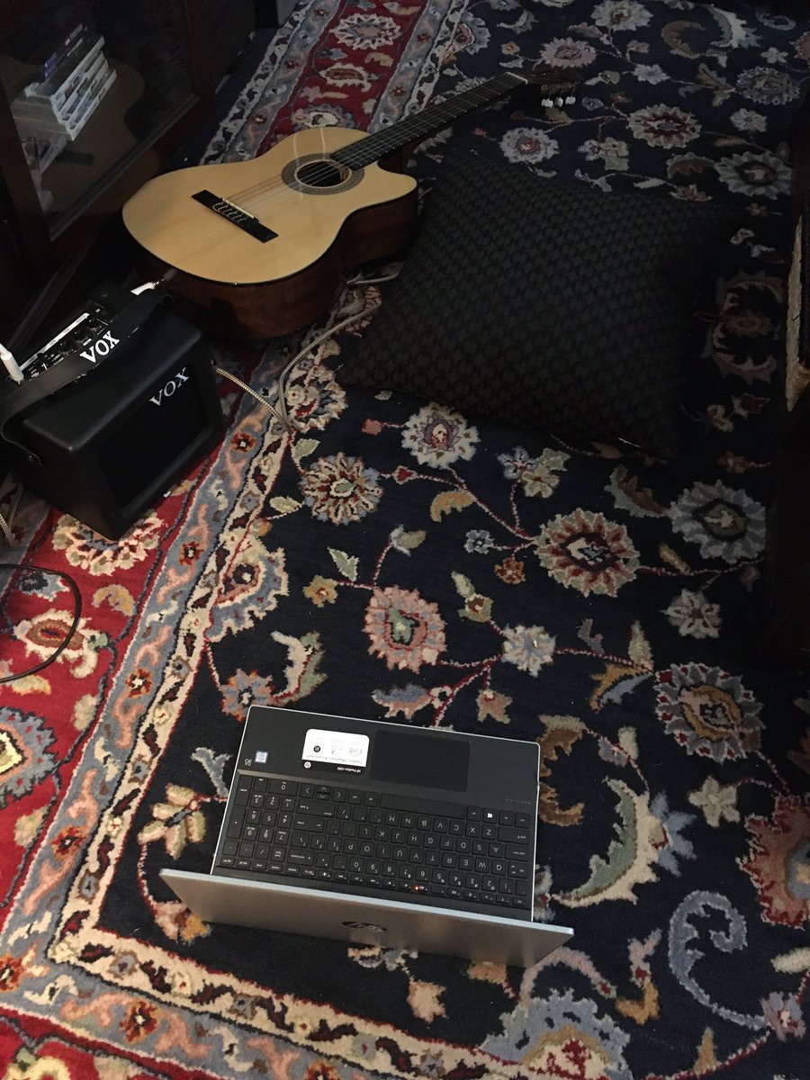 PlantlessKellen's tweet photo. Not how I’d usually chill but gotta embrace the no chair lifestyle for 24 hours .-. #adaywithoutplants https://t.co/y4m4zNXouL
