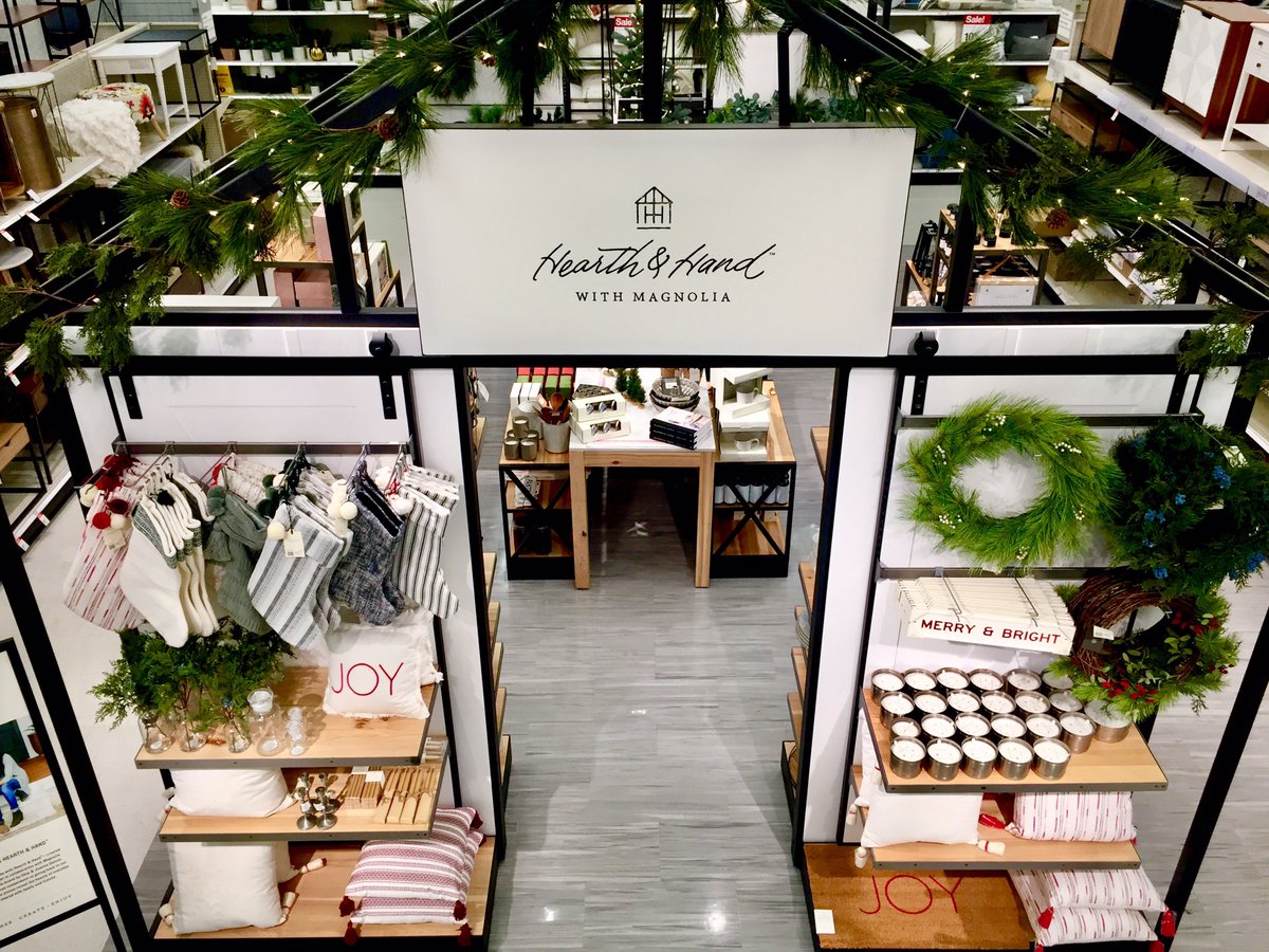 TargetVM_Philly's tweet image. This years Hearth &amp;amp; Hand holiday set is NOSTALGIA at its best. As always full of beautiful handcrafted products that will have you feeling at home in no time. @target @targetstyle @magnolia @joannagaines @chipgaines #holidayset #christmas #christmasdecor