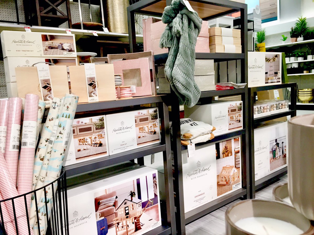 TargetVM_Philly's tweet image. This years Hearth &amp;amp; Hand holiday set is NOSTALGIA at its best. As always full of beautiful handcrafted products that will have you feeling at home in no time. @target @targetstyle @magnolia @joannagaines @chipgaines #holidayset #christmas #christmasdecor