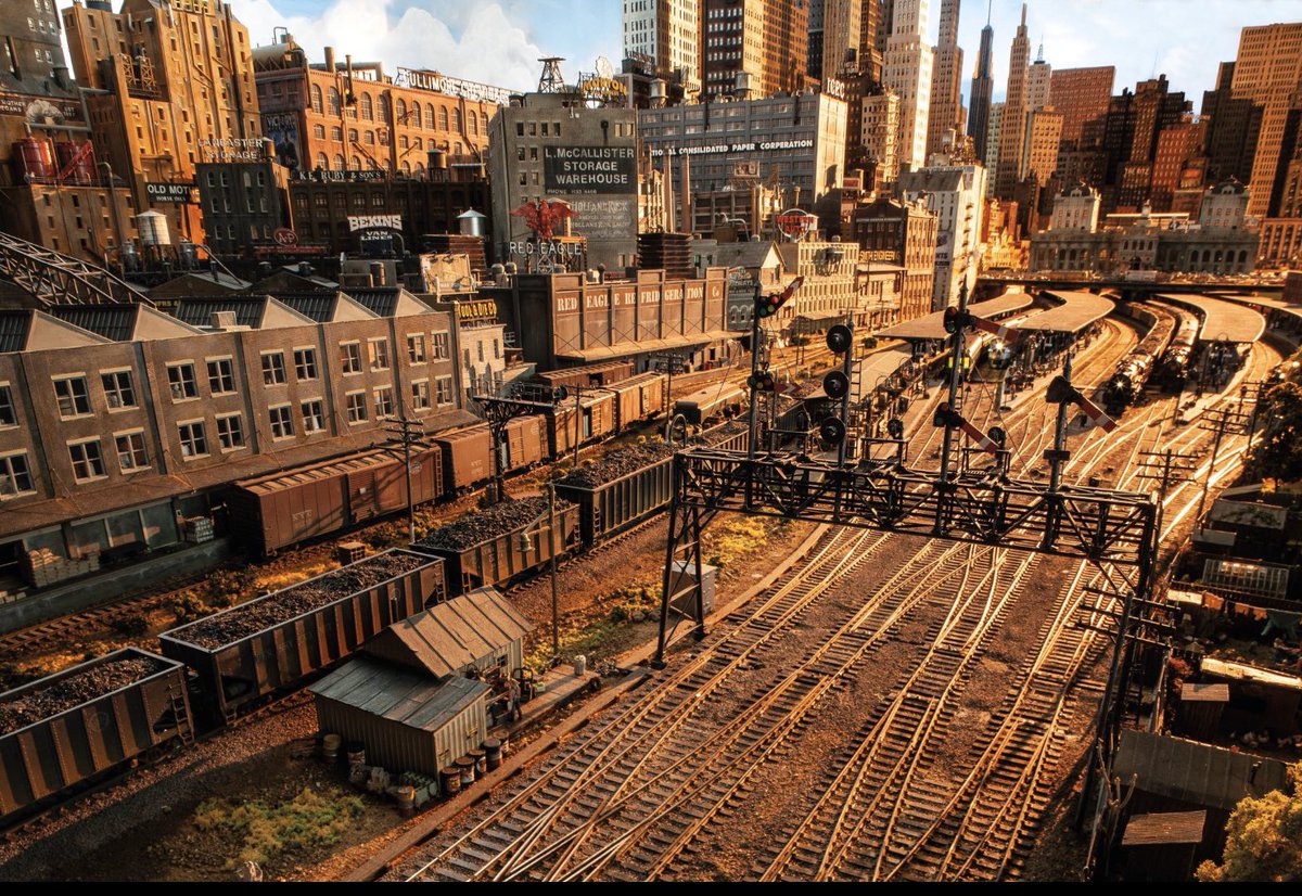 MartynMcL's tweet photo. Rod Stewart's model railway inspired by postwar Manhattan - a design which took him 20+ years to build, and spans 1,500 square feet - looks the absolute shit. https://t.co/epDlRlRgFf