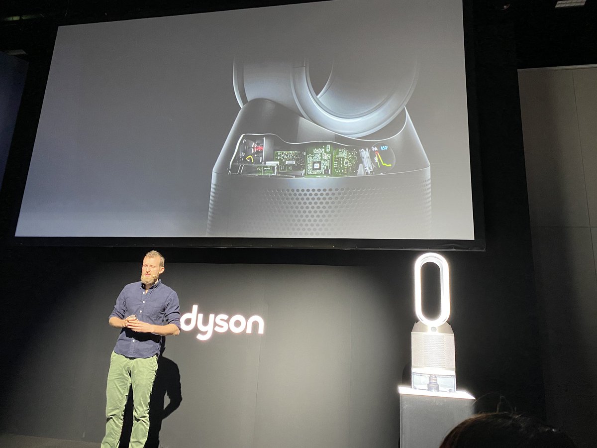 nobi's tweet photo. #DysonPureHumidifyCool には3つのセンサー
空気の中の粒子見つけるレーザーセンサー
VOCセンサー
そして温度計/加湿計
さらに空気が部屋全体に回り込むように実際の平均的家庭の部屋を再現したラボで空気清浄力をテスト。
#dysonJP https://t.co/Cvt8PVqxMk