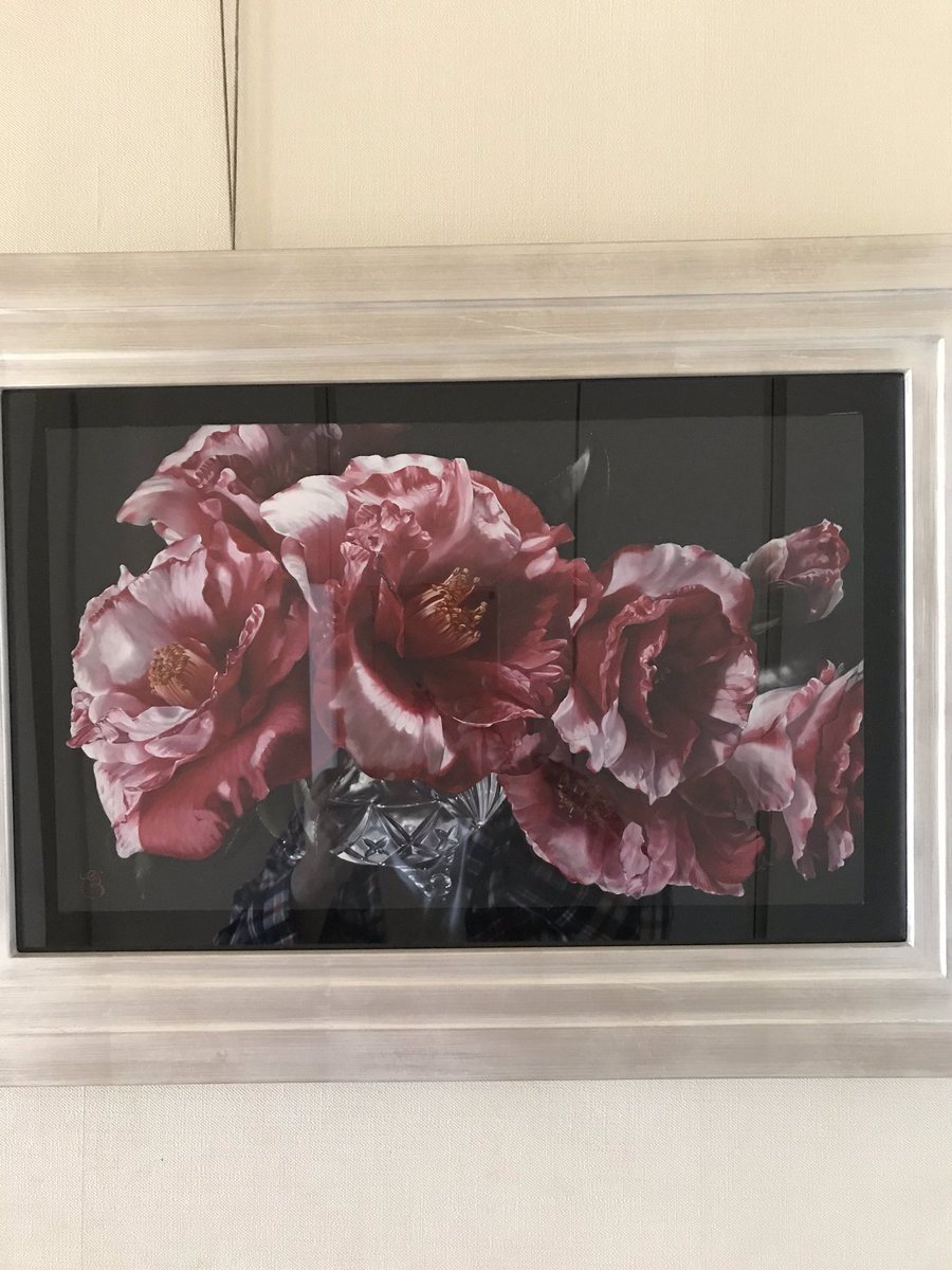 Kanemichi 最近の 渡辺香奈さんの良作 花の絵が欲しいと相談した時に 今から探すならと 一輪の花を 蕾から開花 枯れるまで を一枚の絵におさめる渡辺さんの作品を薦められた もともと躍動感のある画風の人で バラ 椿の絵にもみられる おまけに