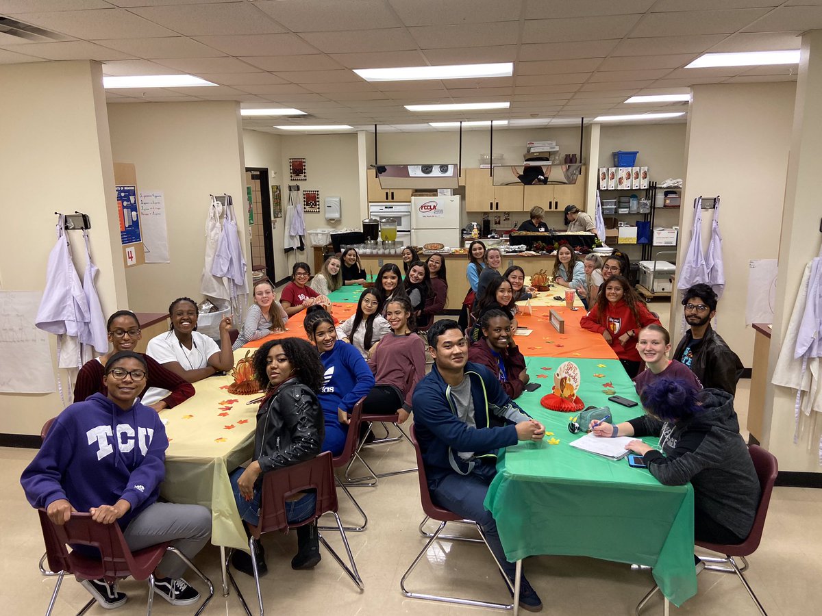 SHSTXHOSA's tweet photo. HOSA’s first Friendsgiving 🥳 thank you all for coming! https://t.co/406IEk0eCU