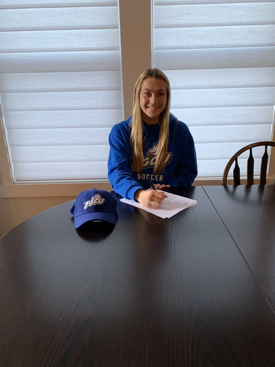 EmmaSchneids14's tweet photo. Officially an Eagle! @FGCU_WSoccer 🦅 Thank you to my family and friends for supporting me through it all!  And a special thanks to @Foothills02G 💚 @CSWUSoccerClub ❤️  @WFCAlberta 💙 for helping me get here!! #WingsUp @FGCUEagles https://t.co/COYF05Art4