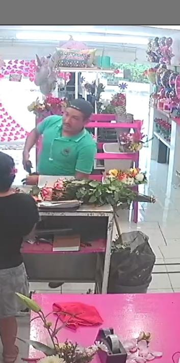 SUJETO ES IDENTIFICADO POR SUS VÍCTIMAS

Con más de un atraco a los alrededores de Paseos del Mar, comerciantes identifican a sujeto quienes han sido víctimas de sus atracos en diferentes ocasiones, se le hace un atento llamado a los vecinos para organizarse. @SSP_QROO <a href="/kpya/">Alberto Capella</a>