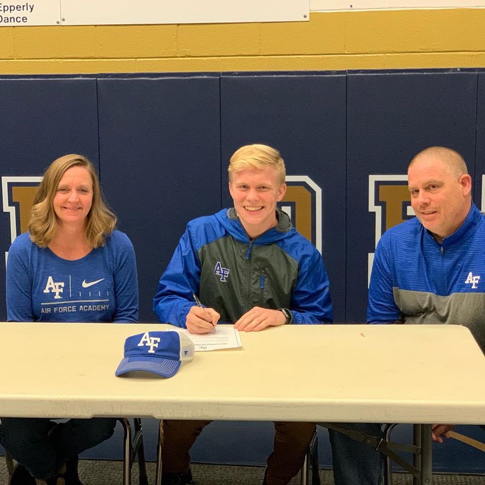 GKuchan's tweet photo. Signed to wrestle at the United States Air Force Academy today! So grateful to have the people who got me to this point there with me today- my parents and teammates!  Go Falcons! #LetsFly ⚡️ https://t.co/sPb8bJ8BX8