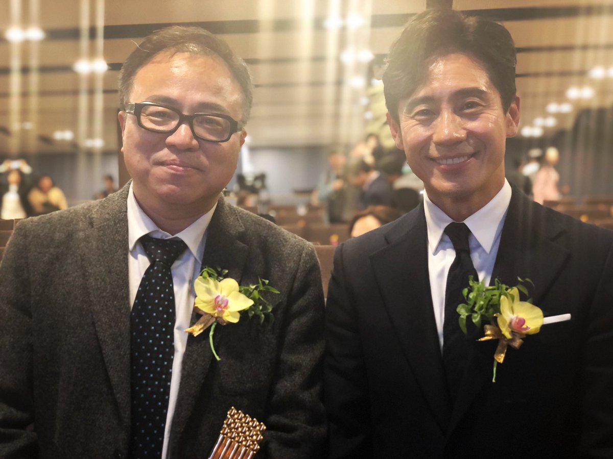 MYUNGFILMS's tweet photo. 제39회 영평상에서 육상효 감독님과 신하균 배우님께서 각본상, 남우주연상을 수상했습니다🤗🤗
#나의특별한형제 #명필름40번째영화 #육상효감독 #신하균 https://t.co/BJssw2ICQ4