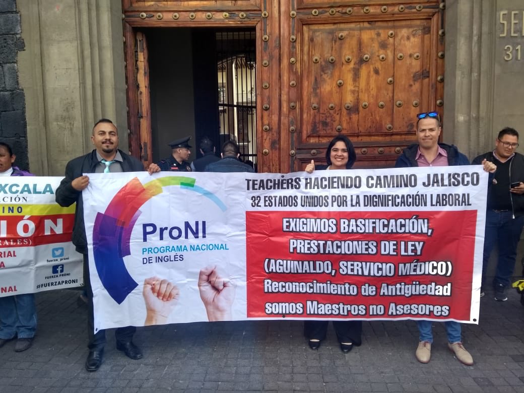 ivonnelilly10's tweet photo. Aquí estamos de nuevo los maestros PRONI exigiendo el apoyo de nuestros gobernantes para continuar trabajando en pro de la educación. Somos maestros preparados que merecemos que dignifiquen nuestro trabajo @lopezobrador_ @EnriqueAlfaroR https://t.co/Ol3aBg3mwM
