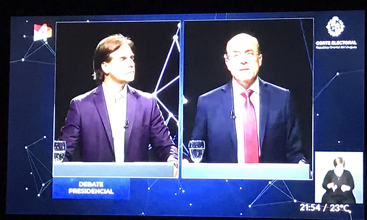 CarolAviaga's tweet photo. Luis: “Van a legalizar más drogas como así lo promueve el Programa del Frente Amplio?...Martínez: Programa propone candidato dispone” ...Y??? Qué contesta??? Legalizará cocaina  o nó? https://t.co/gNXKSsooaz