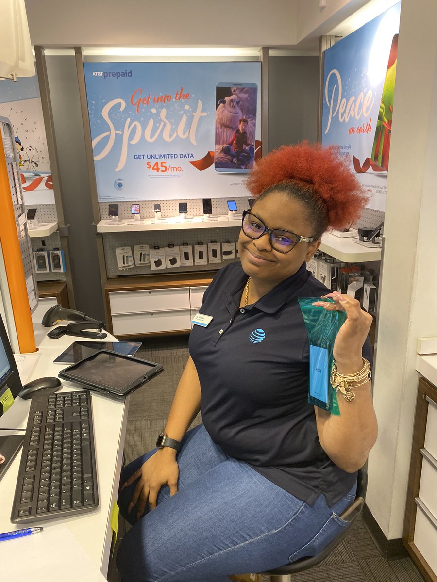 Dijah helping our Jersey City customers take advantage of our great trade in offers!!! <a href="/TonyGPortables/">TONY GOMEZ At&t Portables</a> @attportablesel1 @ATTPortablesEVD <a href="/Lasette1230/">Lasette</a>