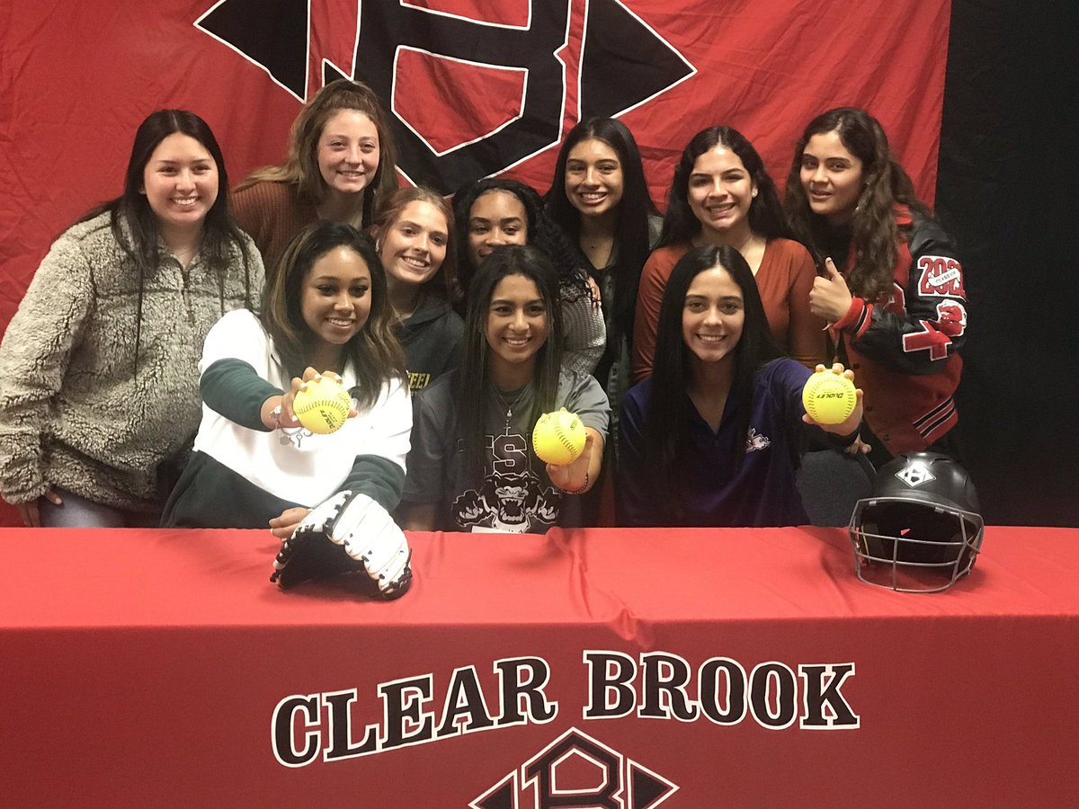 BrookSoftball's tweet photo. Success is that much sweeter with your family by your side every step of the way! @EvelynWinger @christianaw23 @DeanaZuniga @debramm10 @ClearBrookHS @camrynwincher @VictoriaAshTX https://t.co/U3tIWKoxhU