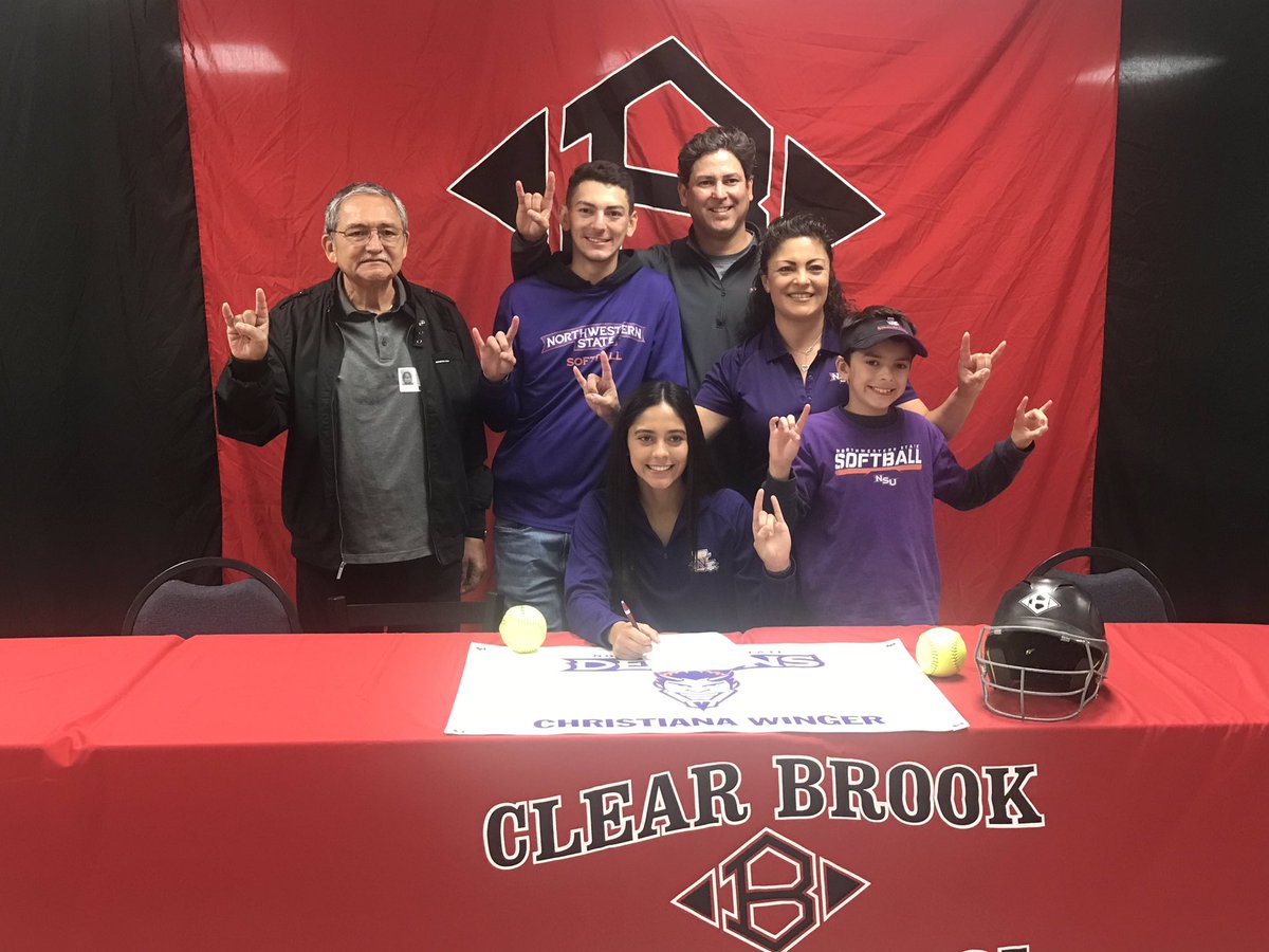 BrookSoftball's tweet photo. Success is that much sweeter with your family by your side every step of the way! @EvelynWinger @christianaw23 @DeanaZuniga @debramm10 @ClearBrookHS @camrynwincher @VictoriaAshTX https://t.co/U3tIWKoxhU
