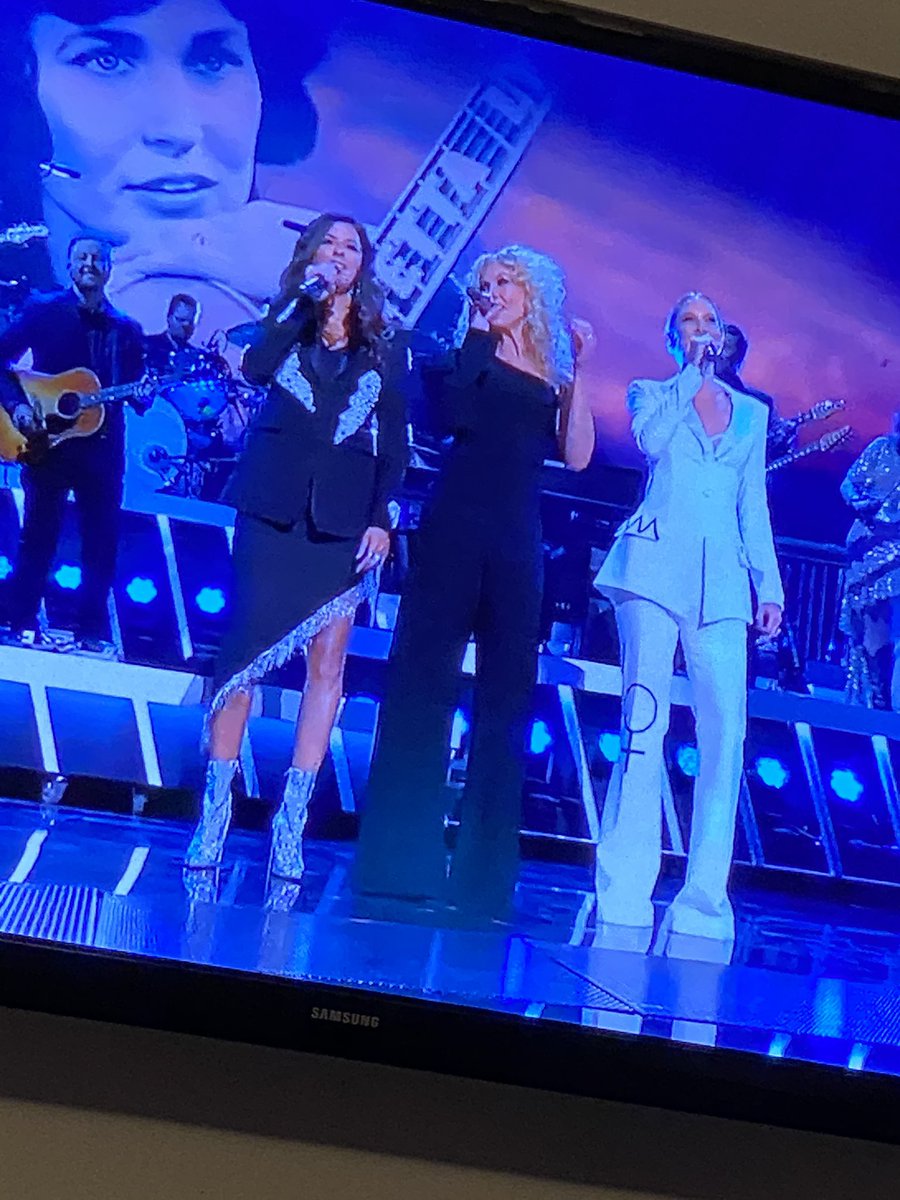US99Chicago's tweet photo. Wow LETS GO LADIES!! @CountryMusic are off and running with an amazing female star filled open! https://t.co/xTOjOlLwW1