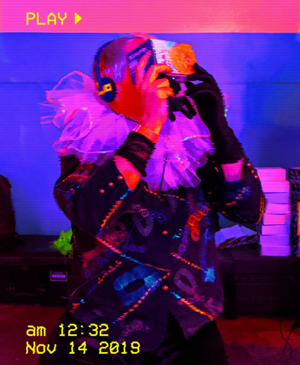 jamesemarks's tweet image. No Boundaries 👽

Fantastical night &amp;amp; gathering at #ModernPanicX

#FeelIt #QuestionEverything #NoBoundaries

@VRScout @TwistedCM @Euqinom7Designs @Hallidonto @thesimonboswell @RevOfCalculon @BoomtownFair @dannyrampling @thirdmindcreate @fionacartledge 🔮🌻😉