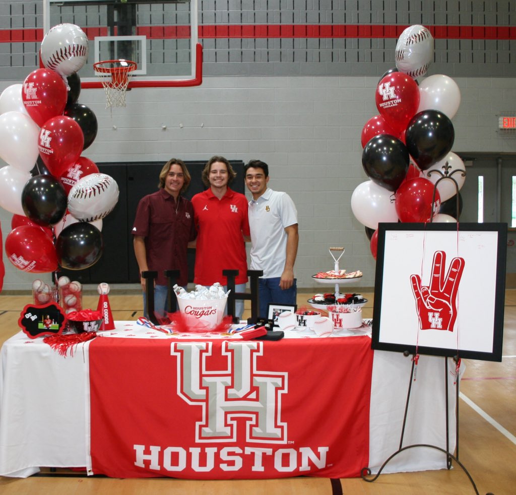 bohogeboom's tweet photo. Dreams turning into reality! Officially a coog🐾🐾 @UHCougarBB https://t.co/Fwux71ZnKJ
