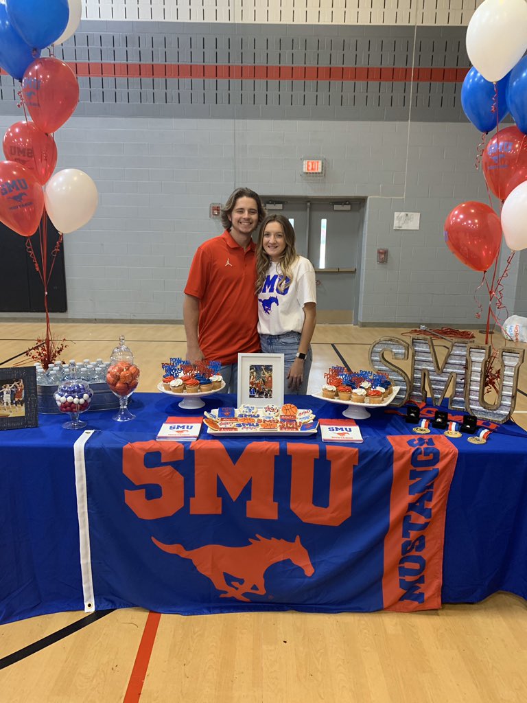 bohogeboom's tweet photo. Dreams turning into reality! Officially a coog🐾🐾 @UHCougarBB https://t.co/Fwux71ZnKJ