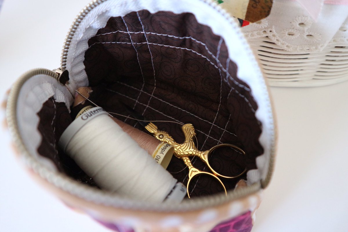 Yarnsewmade's tweet photo. My first hand sewn zipper. 😃I know it’s not perfect but I’m happy with the result.
✂️🧷 🧵 #handsewn #coinpouch #projectpouch #zippercoinpurse #zippercoinpouch #projectbag #handmade #patchworkquilt #quilt #sew #sewingproject #sewingmakesmehappy https://t.co/qcm66o1HdS