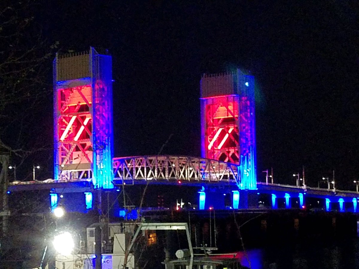MayorJoePetty's tweet photo. Thank you to Mass DOT for lighting bridges across the commonwealth in memory of Lt. Jason Menard. https://t.co/F92Ydc7j7X