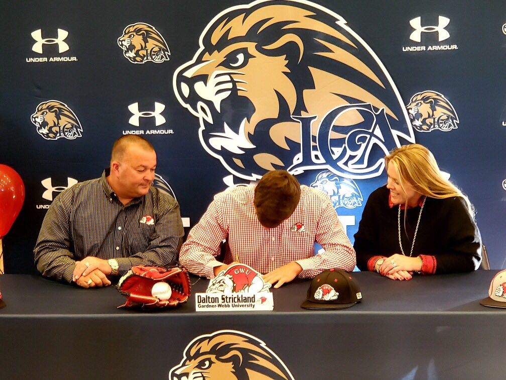 DaltonStrickla7's tweet photo. Signed. Officially part of The Gardner-Webb Runnin’ Bulldogs Family. https://t.co/I9tBPjpbOq