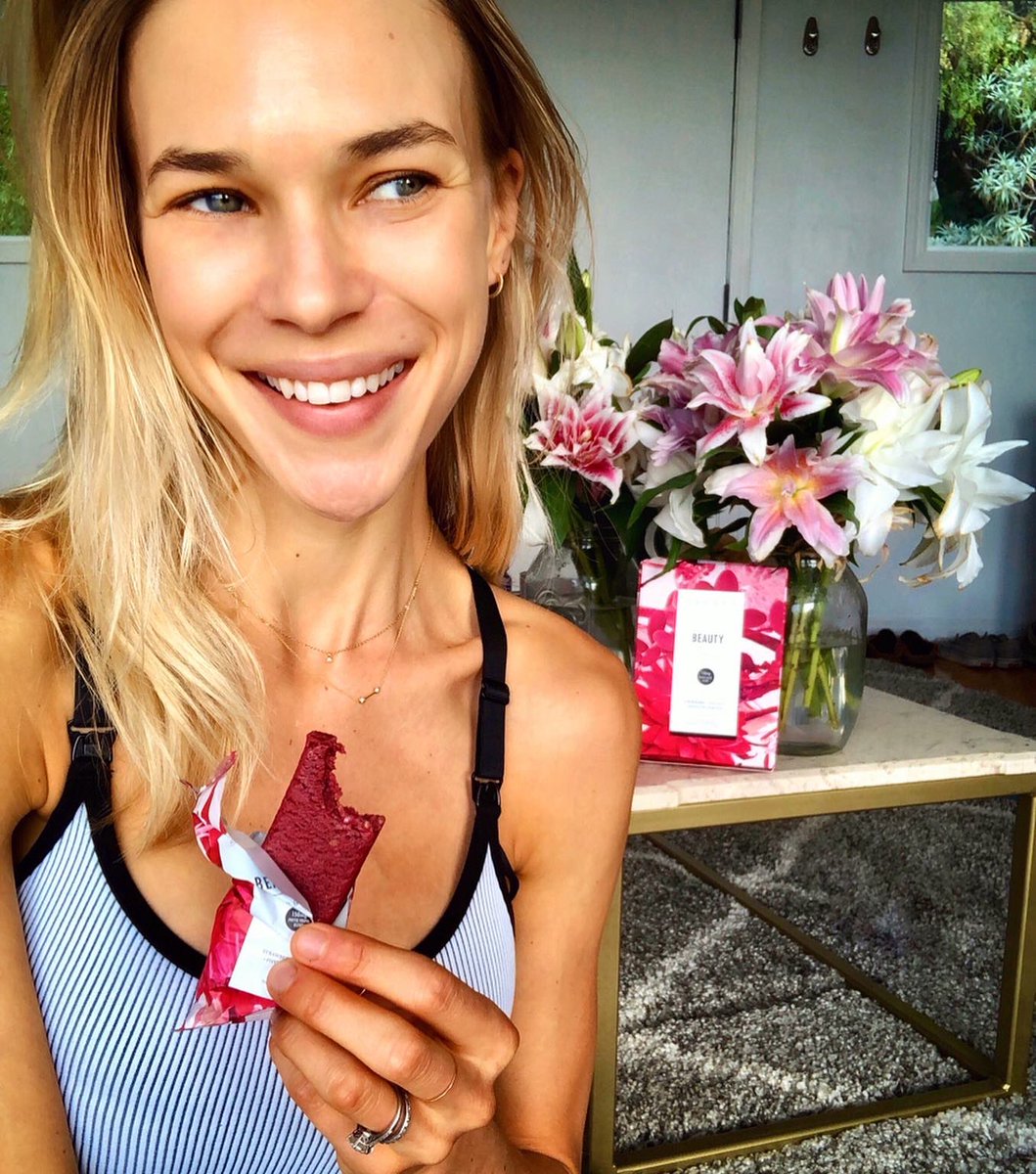 B_Maren's tweet photo. #beauty starts on the inside (with a lil help from the new @SakaraLife #beautybar), but some lovely, blooming #lilies don’t hurt either 🌷🌟💖
.
.
#sakaralife #sakara #bouqs #bouquet #freshflowers #detox #innerbeauty #brittmaren #skincare #glow #natural #nontoxic #beautyblogger https://t.co/tIqcEtPX3t