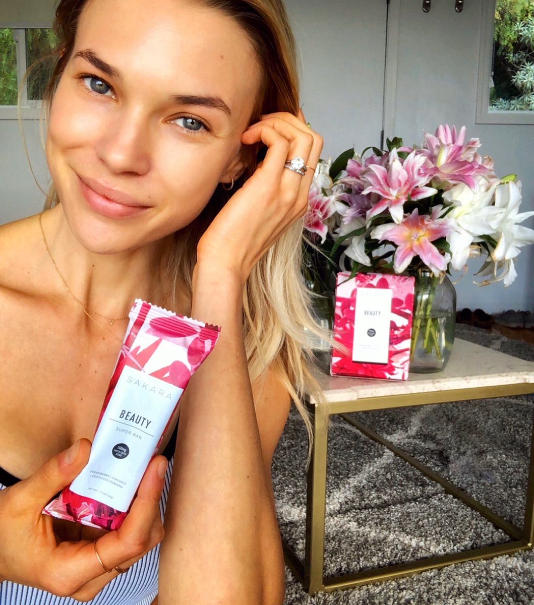 B_Maren's tweet photo. #beauty starts on the inside (with a lil help from the new @SakaraLife #beautybar), but some lovely, blooming #lilies don’t hurt either 🌷🌟💖
.
.
#sakaralife #sakara #bouqs #bouquet #freshflowers #detox #innerbeauty #brittmaren #skincare #glow #natural #nontoxic #beautyblogger https://t.co/tIqcEtPX3t