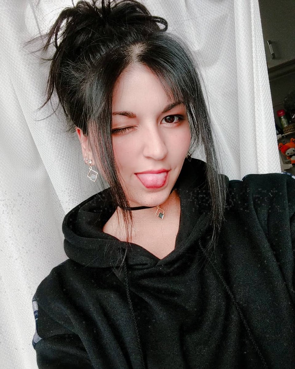 JutsuCosplay's tweet photo. Hoodie weather 🥰 https://t.co/ZHRZTOkARm