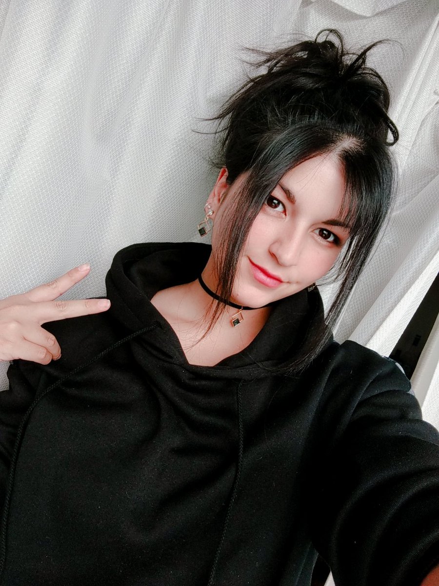 JutsuCosplay's tweet photo. Hoodie weather 🥰 https://t.co/ZHRZTOkARm