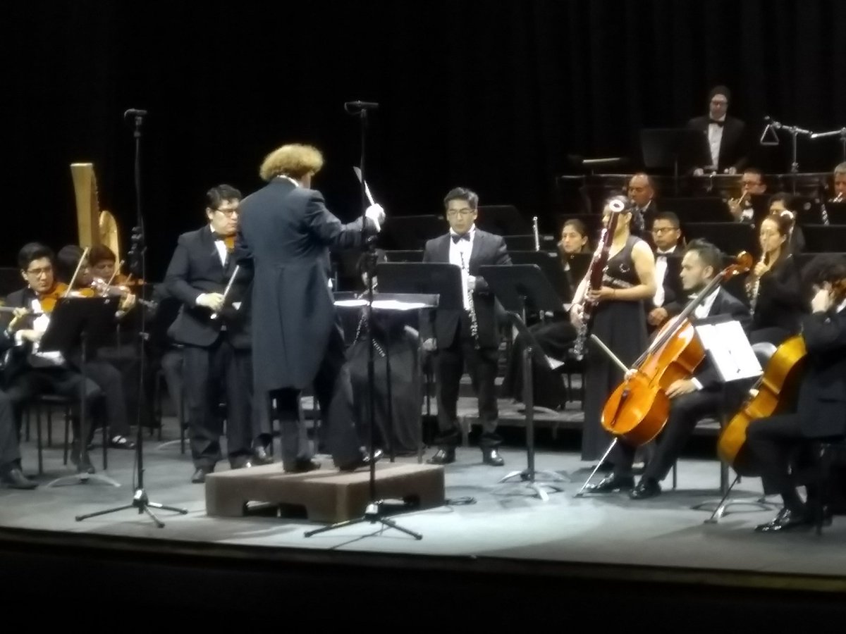 SinfonicaCuenca's tweet photo. ¡Con la Sinfonía Concertante de Joseph Haydn y la participación de #XavierMora #GermaniaGallegos #YacksonSánchez y #SilvioPaccha inicia el concierto de la @SinfonicaCuenca bajo la batuta de #MichaelMeissner! #47AñosPasiónporlaMúsica #AmamosloqueHacemos https://t.co/kIJYzVpIUC