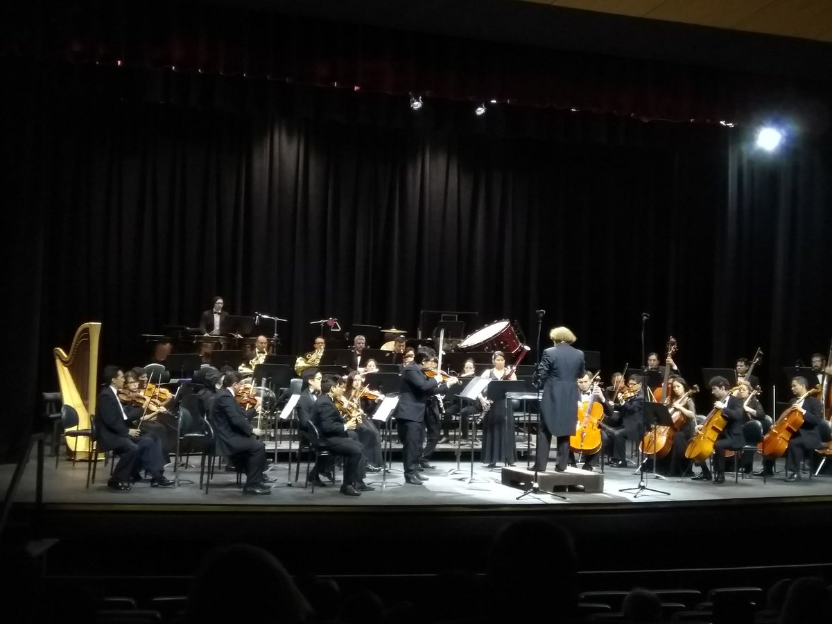 SinfonicaCuenca's tweet photo. ¡Con la Sinfonía Concertante de Joseph Haydn y la participación de #XavierMora #GermaniaGallegos #YacksonSánchez y #SilvioPaccha inicia el concierto de la @SinfonicaCuenca bajo la batuta de #MichaelMeissner! #47AñosPasiónporlaMúsica #AmamosloqueHacemos https://t.co/kIJYzVpIUC