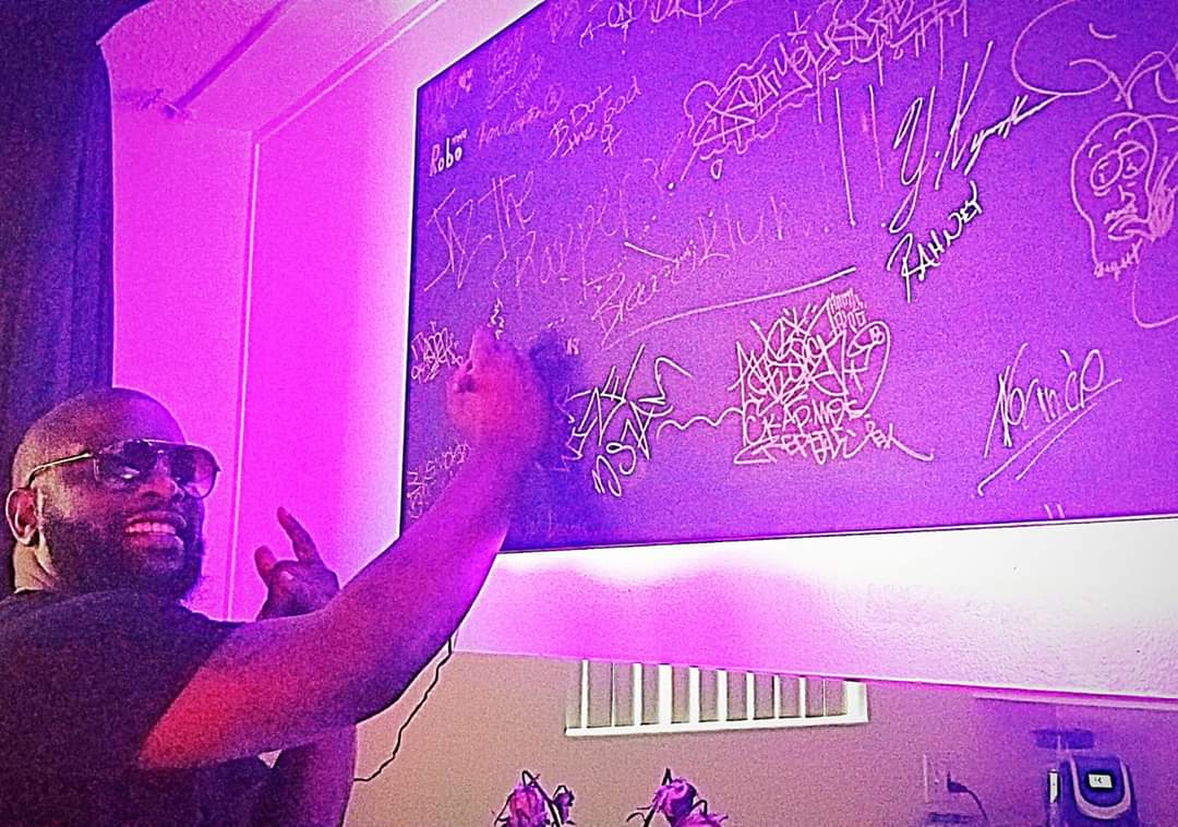 BattleRapTrap's tweet photo. S/o My Brother Avo The GOAT.. @AvocadoIsGod...One Of The Most Most Genuine Persons I've Met In This Shit..Been Fam  From The Day We Linked..HAPPY BIRTHDAY HOMIE...💯💯💯

(1st Pic Is Me Signing The "Legend Wall" At Avo Spot...2nd Pic Avo Rockin #WeBackLit #TrapLaw Merch) https://t.co/eFrttXxLYB