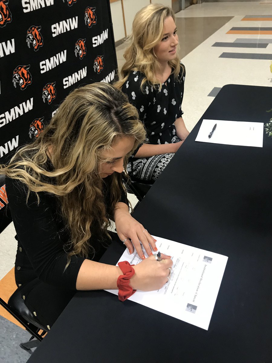GarrettRylee's tweet photo. Happy signing day!! I’m so excited to be a Gorilla next year! Thank you so much to everyone who has been a part of my track &amp; field, and athletic experience💛🦍❤️ #oagaag @GorillasTrack @PittStGorillas https://t.co/G1OmQ0Dtaq