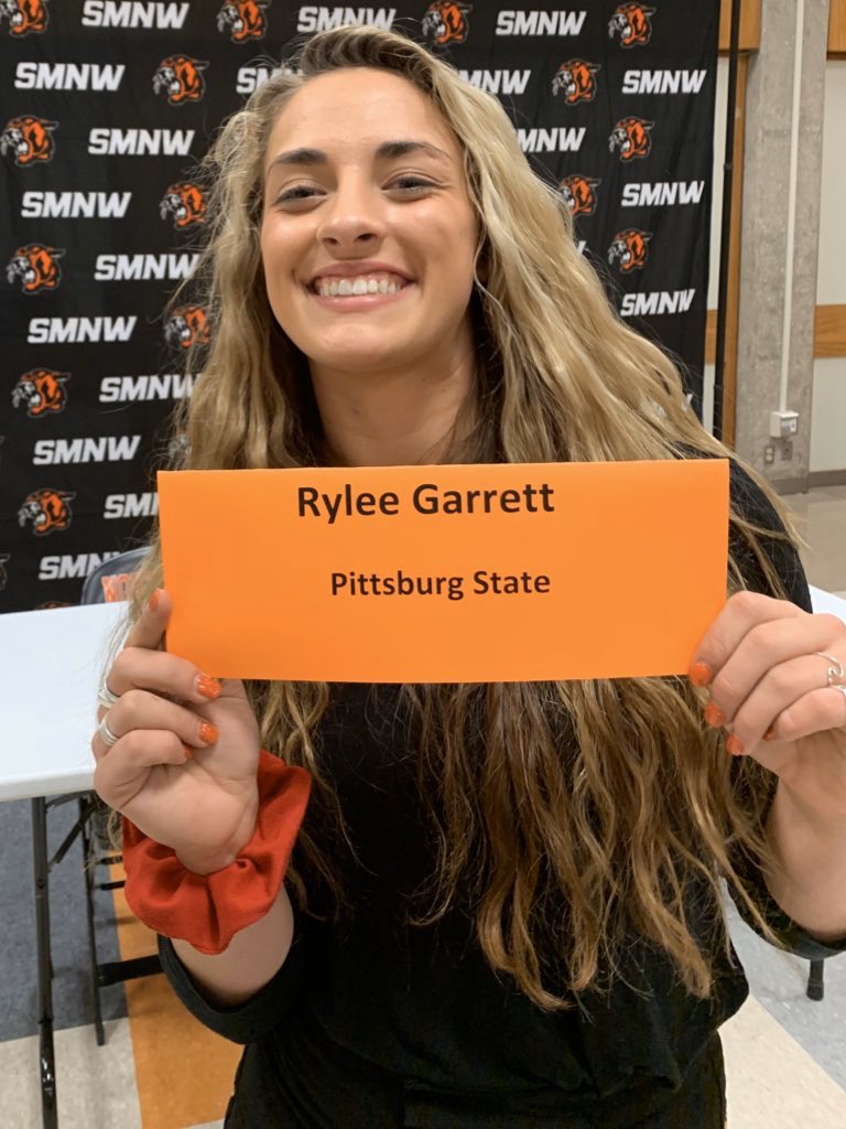 GarrettRylee's tweet photo. Happy signing day!! I’m so excited to be a Gorilla next year! Thank you so much to everyone who has been a part of my track &amp; field, and athletic experience💛🦍❤️ #oagaag @GorillasTrack @PittStGorillas https://t.co/G1OmQ0Dtaq