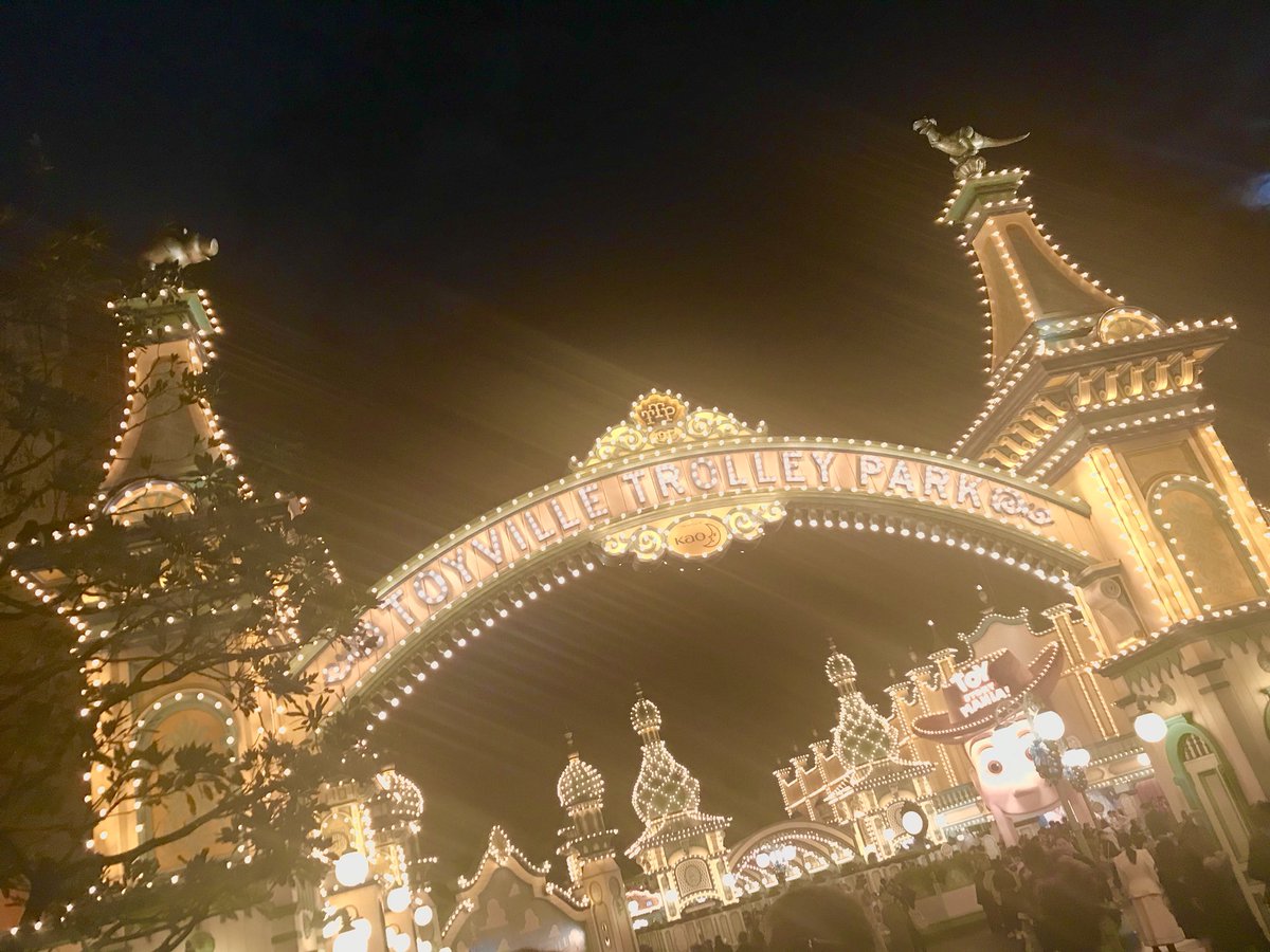 tmk_totsuka's tweet photo. #disneysea でお気に入りの場所は、夜の #ライトアップ 🌟された #トイマニ 👱🏽‍♂️👱🏼‍♀️🐴🦖🐶🐷🥔のエリアです💗
#ブルズアイ 🐴も可愛いコスチューム🎅🏻をしてました😍💗 #waltdisneyworld #toystory #toystorymania #bullseye #disneychristmas #tokyodisneysea #東京ディズニーシー https://t.co/VEwARUkYfA