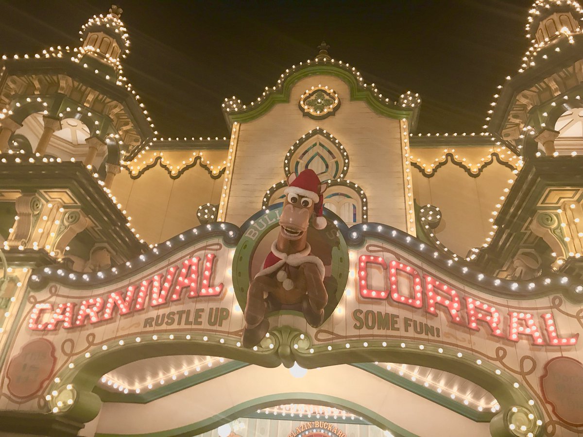 tmk_totsuka's tweet photo. #disneysea でお気に入りの場所は、夜の #ライトアップ 🌟された #トイマニ 👱🏽‍♂️👱🏼‍♀️🐴🦖🐶🐷🥔のエリアです💗
#ブルズアイ 🐴も可愛いコスチューム🎅🏻をしてました😍💗 #waltdisneyworld #toystory #toystorymania #bullseye #disneychristmas #tokyodisneysea #東京ディズニーシー https://t.co/VEwARUkYfA