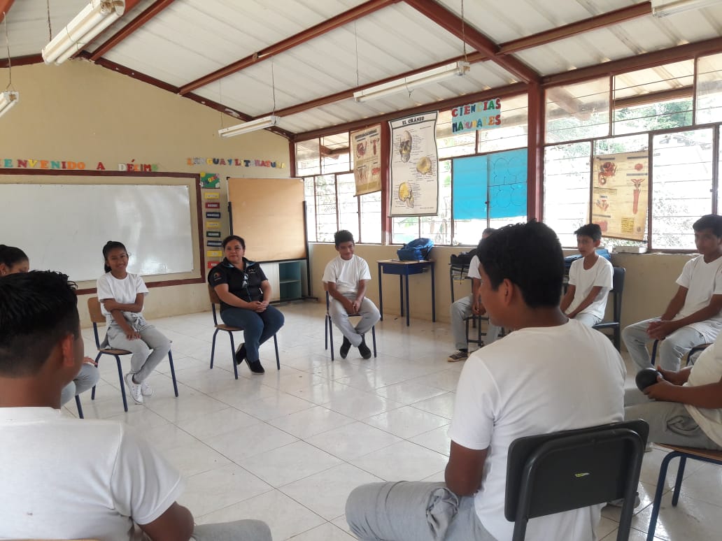 Guadalu69841623's tweet photo. Hoy/se realizó la capacitación sobre  Prevención de violencia y bullying en la EEB Buenos Aires con estudiantes, padres de familia y docentes a cargo de la Profesional DECE del Distrito 11D03 Paltas Educación
#SomosEducacionEc 
@magdasalazarg https://t.co/I1TnHUcyuS
