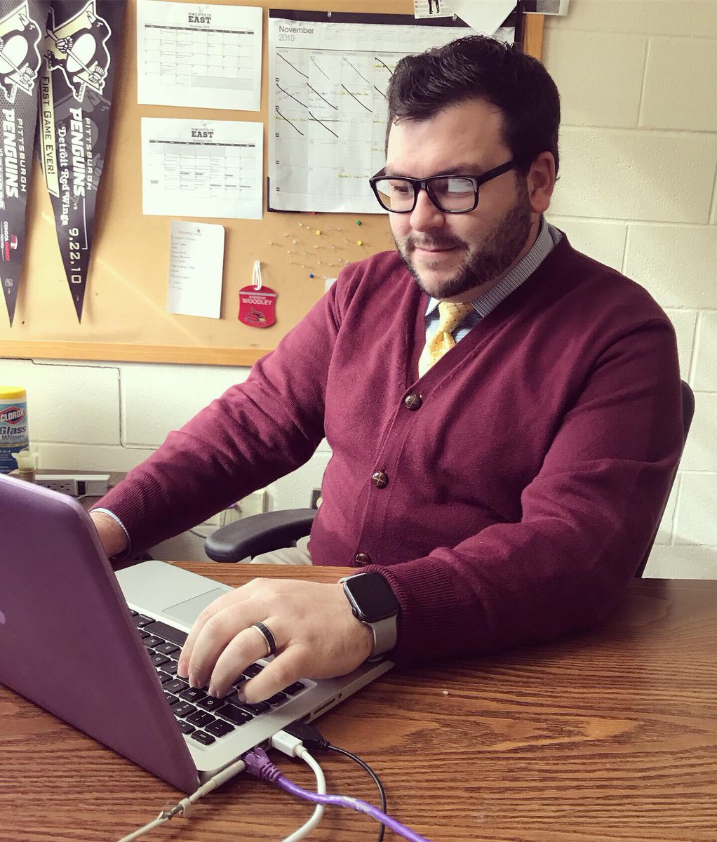 wheelingvb's tweet photo. Happy #worldkindnessday from our amazing SID, Andrew! #sweaterseason #mrrogers #bekind #bestSID #gocards https://t.co/46N0SNndOz