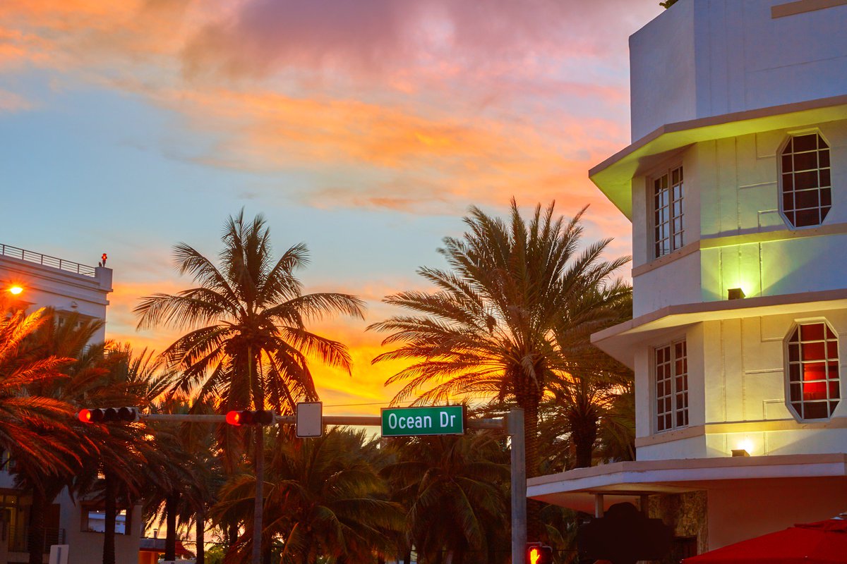 TheMarlinMiami's tweet photo. Have you seen anything more beautiful than this sunset? We don't think so! Come visit us in Miami Beach If you want to enjoy sights like this. 😍 https://t.co/XVmuwDRySz