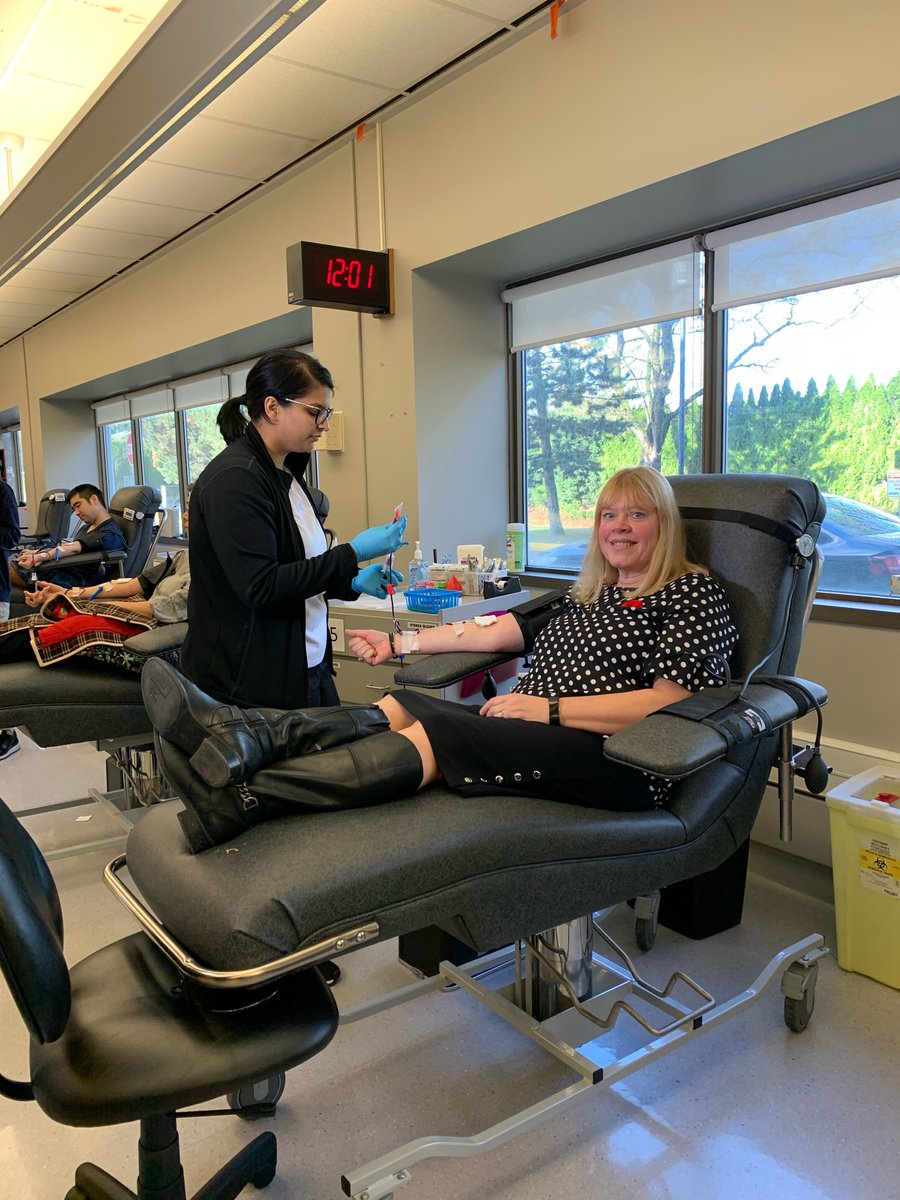 CanadasLifeline's tweet photo. National Memorial (Silver) Cross Mother
Colleen Fitzpatrick donated blood today at the #YVR #snackKIND event. During November, we’re asking Canadians to join our organization in paying tribute to the men and women who serve by donating blood. #WorldKindnessDay2019 https://t.co/xR7Vm3oEIM