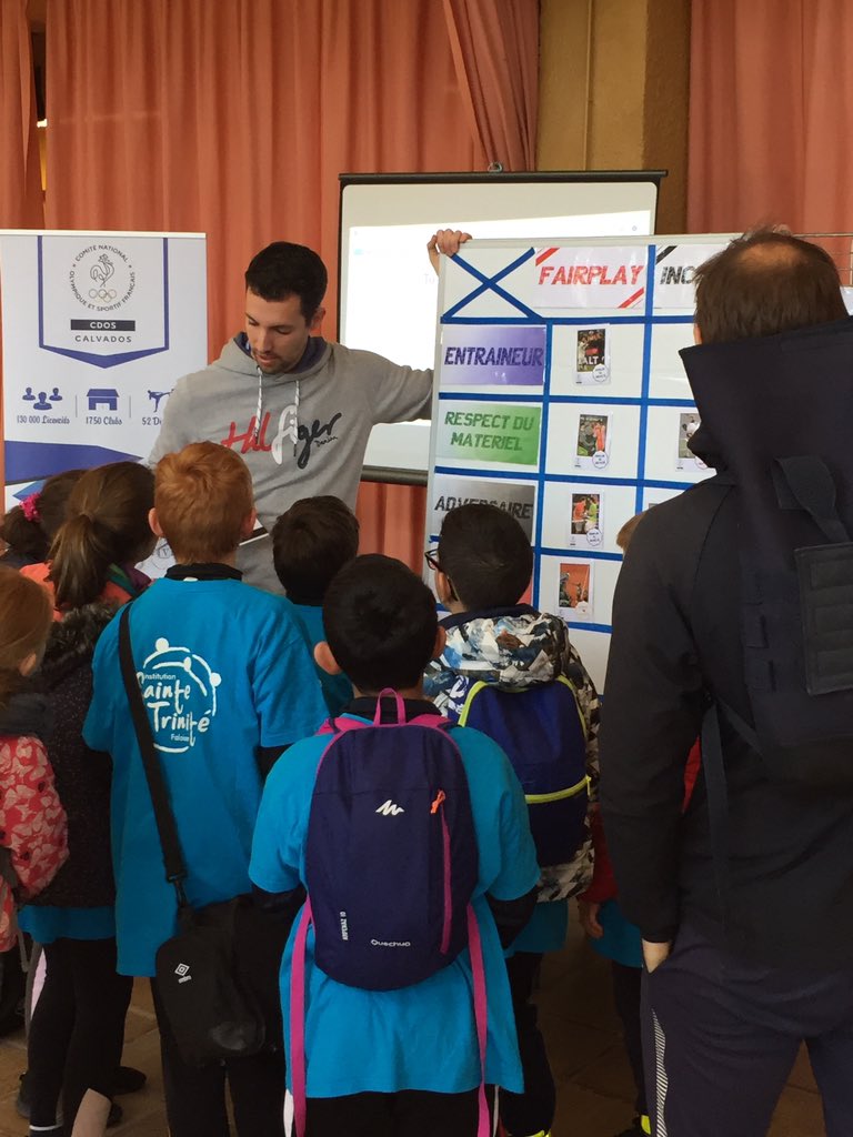 quentinbroggi's tweet photo. #CDOS14 Belle journée aux côtés de @CalvadosDep + @UNSSCalvados au cross scolaire du Dpt
3500 jeunes au rdv👏🏻
▶️ jeux interactifs/Fair-Play et lutte 🆚 incivilités ds le sport
▶️ podium photo 📸+remises des récompenses 🥇🥈🥉
@CROS_Normandie @clara_dewaele @FranceOlympique https://t.co/ZbIeAuLy8f