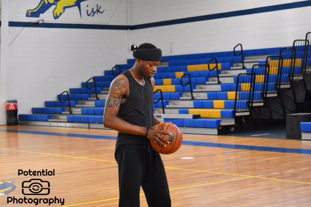 TheRealFiskU's tweet photo. Fisk Community💛💙, lets take the time and wish our very own basketball standout from the past 2 years @coach_trael a GOOD LUCK AND SAFE TRAVELS as he will be traveling to Peru🇵🇪 next week to pursue his professional basketball career @ADnupes @FiskBulldogsMBB #Fisk19 https://t.co/8jTwjuL118