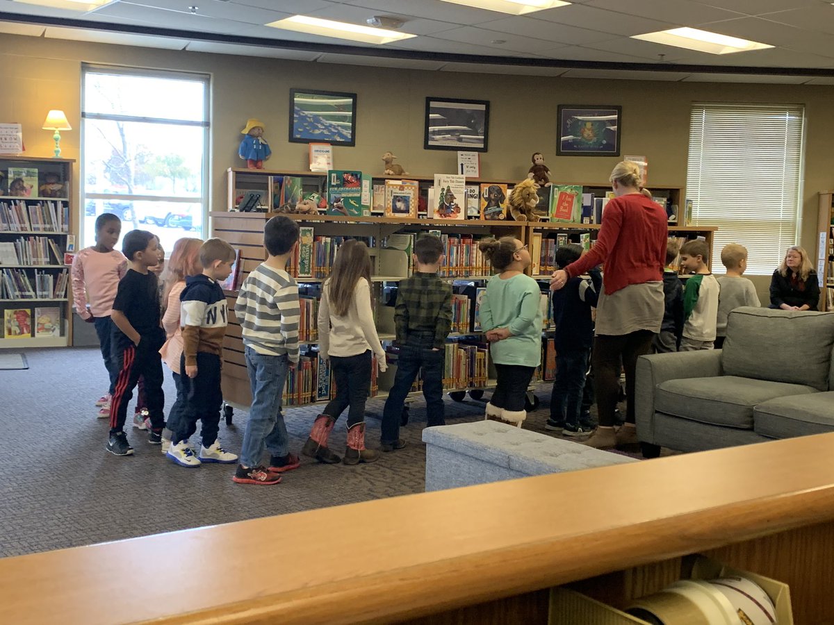 SVE_Library's tweet image. Mrs. Drummond’s K class taking a tour of the everyone non-fiction (ENF) book section. #svpower #jagsquad @svelsr7