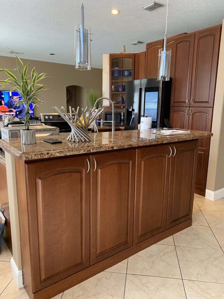 kitchensites_'s tweet photo. This is what we call a refacing project with “adjustments!” The remodeled kitchen features hi-gloss bi-color acrylic doors with Alaska White quartz countertops! #lioher #grisplomo #whitepearleffect #citrine #alaskawhite #quartzcountertops #acrylicdoors #homeimprovementsolutionUSA https://t.co/gyd0xl46eh
