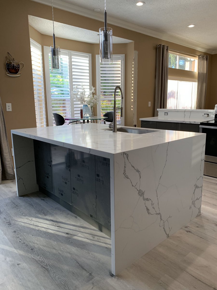 kitchensites_'s tweet photo. This is what we call a refacing project with “adjustments!” The remodeled kitchen features hi-gloss bi-color acrylic doors with Alaska White quartz countertops! #lioher #grisplomo #whitepearleffect #citrine #alaskawhite #quartzcountertops #acrylicdoors #homeimprovementsolutionUSA https://t.co/gyd0xl46eh