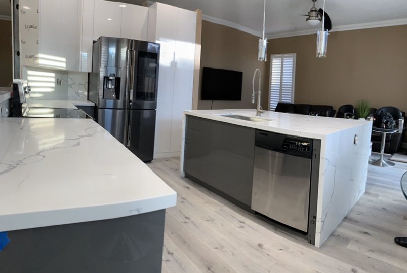 kitchensites_'s tweet photo. This is what we call a refacing project with “adjustments!” The remodeled kitchen features hi-gloss bi-color acrylic doors with Alaska White quartz countertops! #lioher #grisplomo #whitepearleffect #citrine #alaskawhite #quartzcountertops #acrylicdoors #homeimprovementsolutionUSA https://t.co/gyd0xl46eh